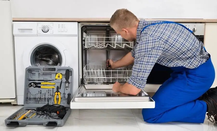 Yenimahalle Vestfrost servisi teknisyen ekibi beyaz eşya tamiri yaparken